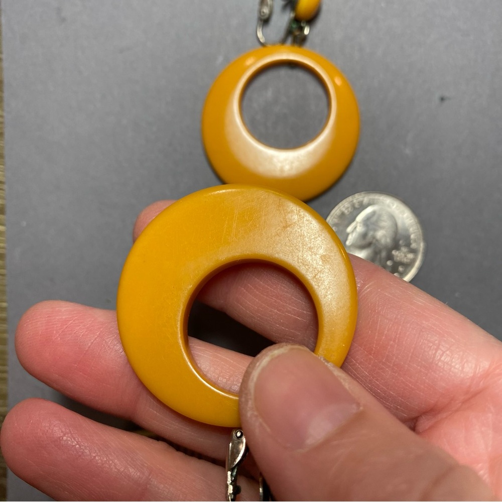 Vintage Bakelite butterscotch yellow clip mod earrings - Picture 6 of 6